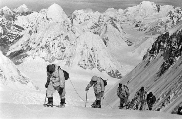 △1960年5月，中國登山隊隊員在海拔7150米的冰雪坡上行進。